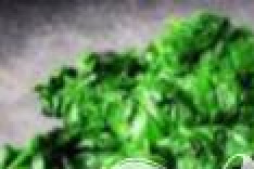 1. Этап. Ошиташи - Отварной шпинат: Удалить шпинат из воды и хорошенько выжать, стараясь не нажимать на шпинат слишком сильно.