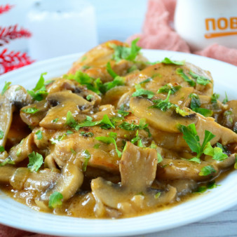 Курица в винном соусе с шампиньонами