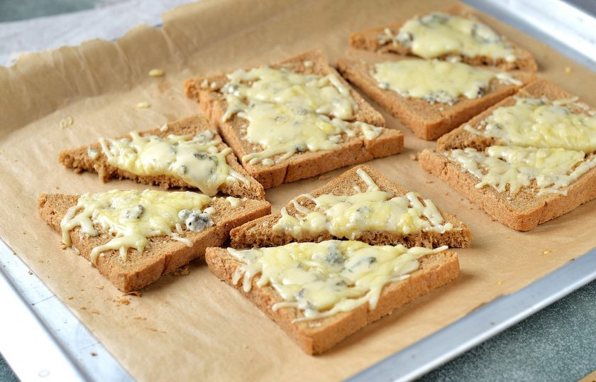 1. Этап. Сэндвичи с медом: Переложите ломтики хлеба на противень и отправьте в предварительно разогретую до 190 градусов духовку минут на 5 или пока сыр хорошенько не расплавится. Затем каждый ломтик разрежьте по диагонали.