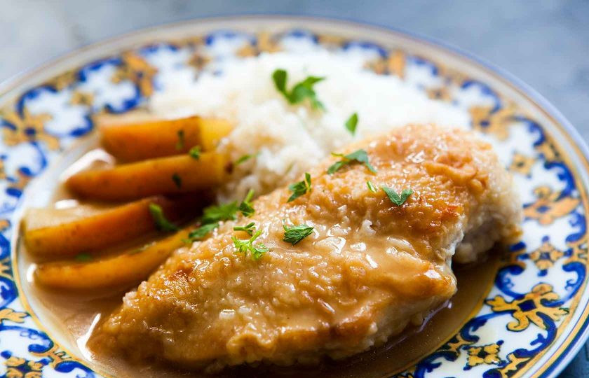 1. Этап. Куриная грудка с яблоками в медово-горчичном соусе: 3. Шумовкой выложите яблоки и курицу на тарелку, подавайте с гарниром из отварного риса и полейте образовавшимся соусом.