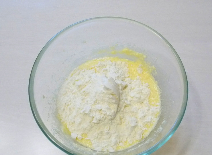 1. Этап. Песочный пирог с заливкой: Добавьте муку.