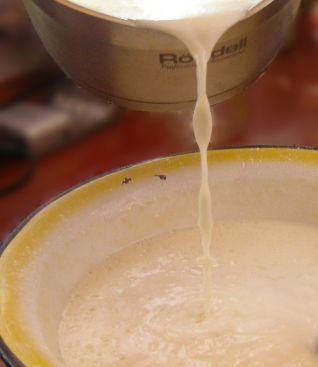 1. Этап. Блинчики на молоке ажурные: 2. Вливаем остаток молока и перемешаем.