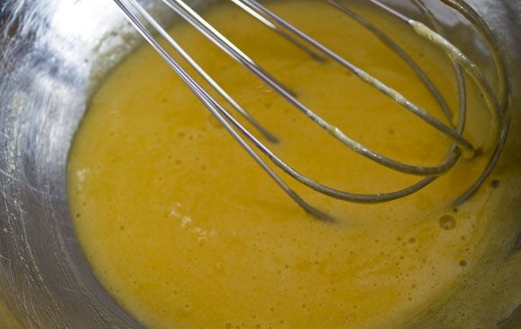 1. Этап. Пастель-де-Ната: 2. Отдельно взбейте аккуратно отделенные от белков желтки со второй половиной сахара. Можно добавить немного корицы.