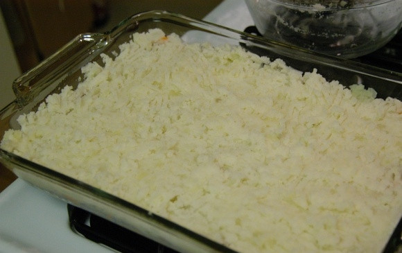 1. Этап. Английский Пастуший пирог классический: 14. Смешайте картофель с тертым пармезаном, выложите поверх мясного слоя картофельное пюре, распределите его по всей форме.