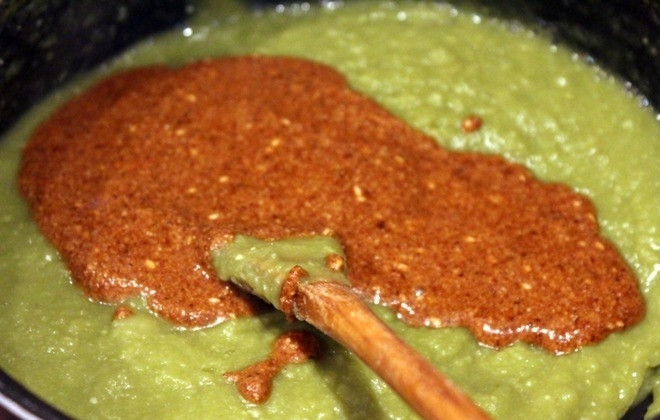 1. Этап. Хумус по-еврейски: Добавьте кунжутную пасту в пюре из нута. Перемешайте и посолите все по вкусу.