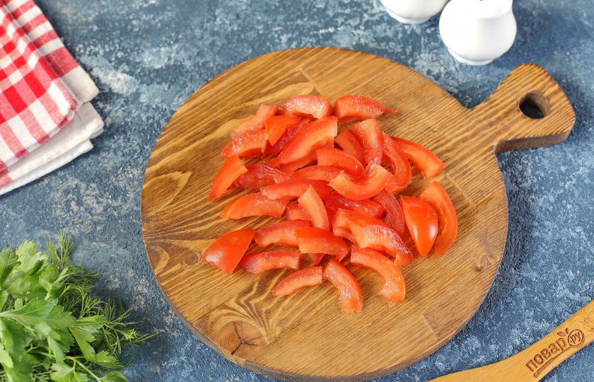 1. Этап. Салат к шашлыкам: Соедините в глубокой миске обжаренные баклажаны и нарезанный помидор.