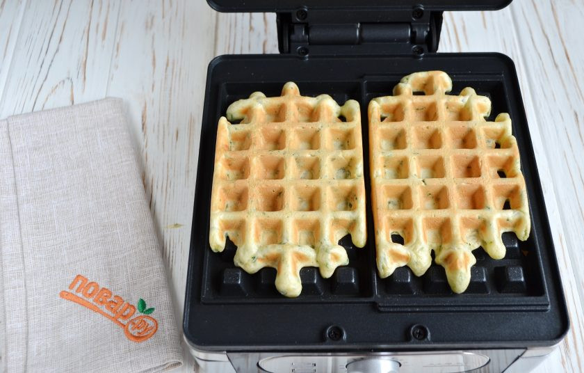 1. Этап. Вафли со шпинатом: 8. Закройте крышку и жарьте вафли по 2-3 минуты каждую партию. Опять же, время индивидуально, в зависимости от мощности вашей вафельницы. Через 2-3 минутки загляните под крышку, если вафли приобрели красивый золотистый оттенок, значит готовы. Снимите их щипцами.