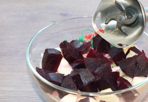 1. Этап. Желейная шуба в тарталетках: 4. И крупно нарезаем, добавляем в миску к рыбке. Измельчаем продукты блендером.