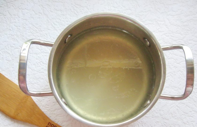 1. Этап. Куриный суп с сельдереем и рисом: В кастрюлю налейте куриный бульон.