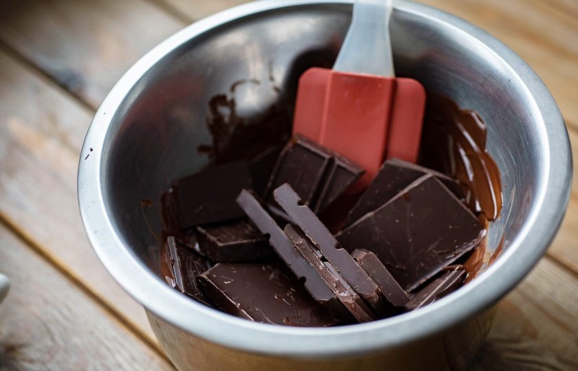 1. Этап. Шоколадный торт с кремом из маскарпоне: Растапливаем шоколад, поломанный кусочками на водяной бане.