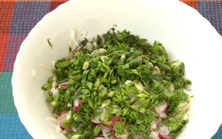 1. Этап. Салат к семге: Всю имеющуюся зелень, укроп, петрушку и лук, промываем и измельчаем. Выкладываем в салатницу. Немного перчим, заправляем маслом и перемешиваем.