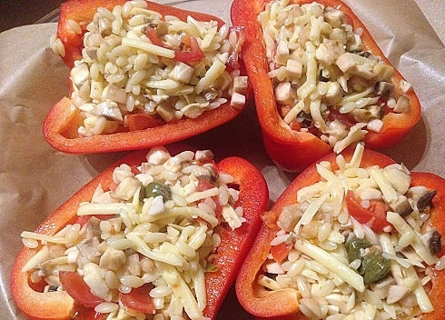 1. Этап. Перец, запеченный с пастой, грибами и сыром: 8. Распределяем начинку по половинкам перцев, ставим все в разогретую духовку.