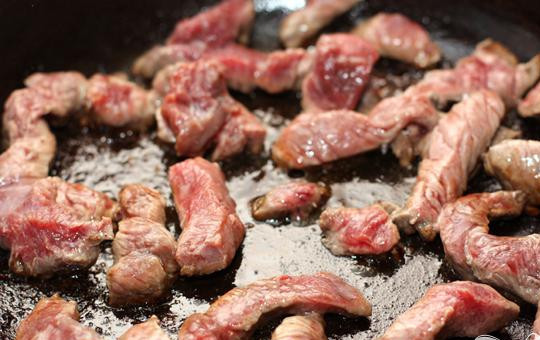 1. Этап. Тушеное мясо: 1. Мясо необходимо нарезать поперек волокон продолговатыми кусочками. Затем кусочки мяса неплотно выкладываем на разогретую сковороду.