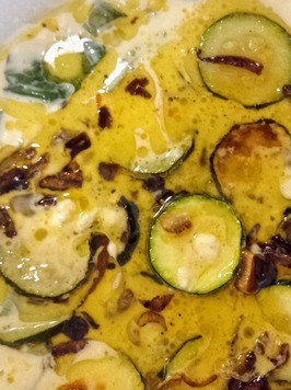 1. Этап. Пирог из кабачков, феты и лука: Вывалить содержимое сковороды в салатницу. Перемешать.