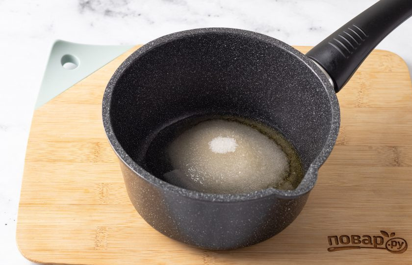 1. Этап. Веганское печенье с корицей: В сотейник влейте воду и сироп топинамбура, добавьте сахар. На среднем огне доведите смесь до кипения и полного растворения сахара.