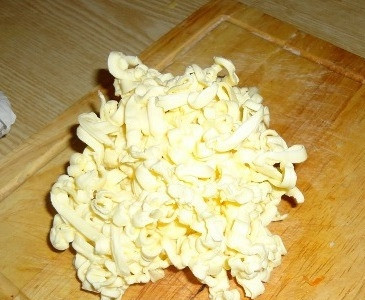 1. Этап. Хлеб с сыром в духовке: Масло можно брать из морозилки - тогда натрем его на терке, а можно использовать размягченное масло. Если бережете фигуру - можно уменьшить количество масла вполовину.