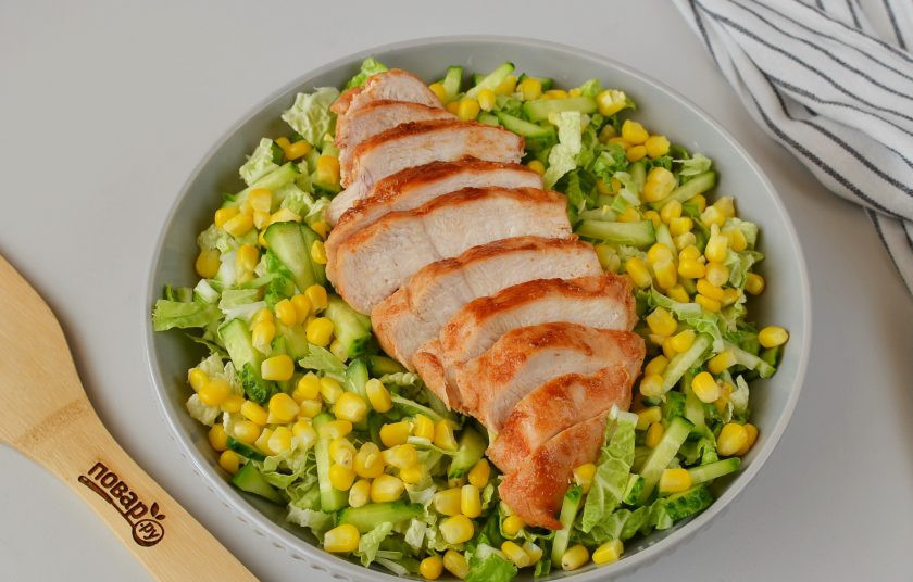 1. Этап. Рецепт салата с пекинской капустой и курицей: Порежьте ломтиками куриное филе, выложите поверх салата.