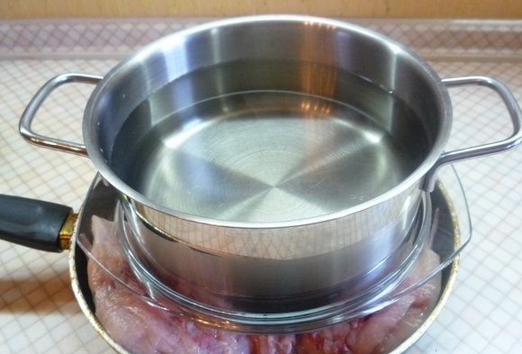 1. Этап. Курица по-грузински а ля Шкмерули: 3. Сверху установите пресс и жарьте с каждой стороны по 10 минут.