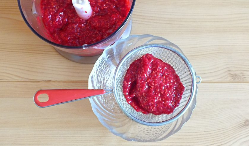 1. Этап. Малиновый кули: Полученное малиновое пюре протрите через частое сито. Косточки откидывайте.