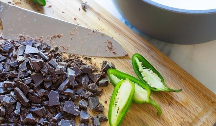 1. Этап. Горячий шоколад с острым перчиком: 1. Черный шоколад беру не менее 72%, иначе напиток не будет столь насыщенным и шоколадным. Перец мою и нарезаю ломтиками.