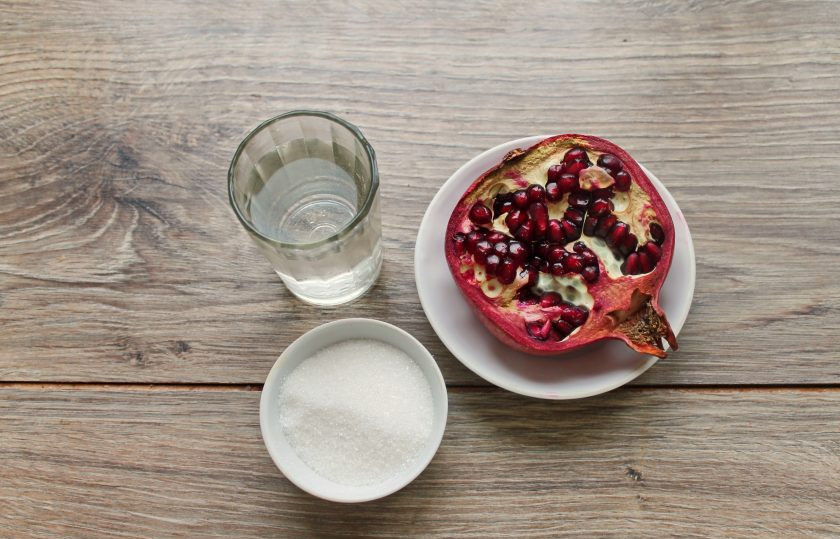 1. Этап. Самогон на гранате: Подготовьте все необходимые ингредиенты для приготовления самогона на гранате.