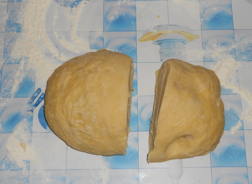 1. Этап. Пирог Курник: Вот наша начинка уже готова и мы беремся опять за старое))) То есть за тесто. Режем его на две часть, одна чуть побольше, другая чуть поменьше.