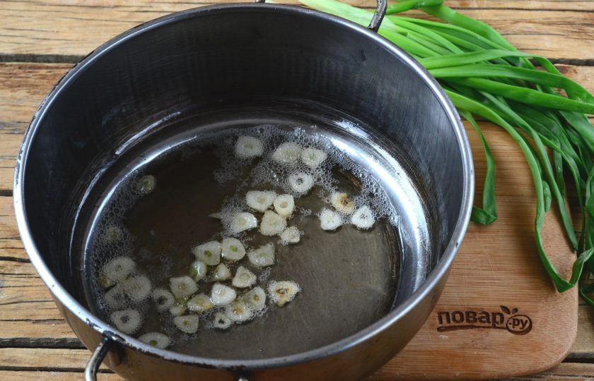 1. Этап. Кастилькая похлёбка: В толстодонной кастрюльке растопите свиной жир, положите в него мелко порезанный чеснок и слегка обжарьте.
