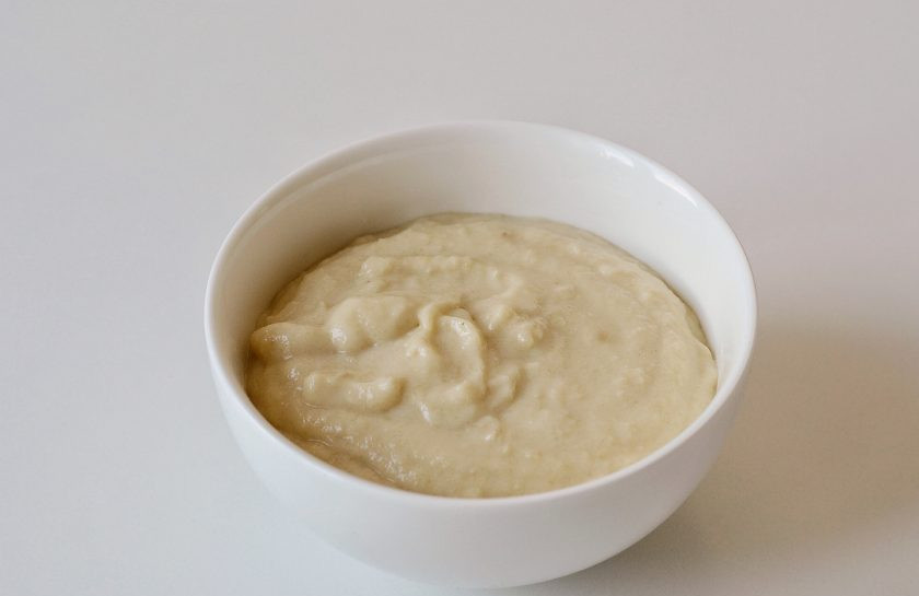 1. Этап. Постный морковный кекс: Для крема измельчите замоченные орехи кешью, маргарин, растительное молоко, лимонный сок, сироп, ванильный экстракт и щепотку соли в блендере до однородной консистенции.