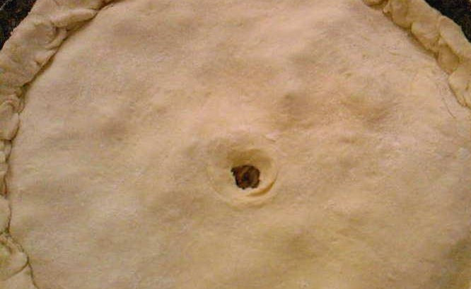 1. Этап. Кубете с курицей и картошкой: Тесто поделите на две части. Раскатайте лепешки тонко. Форму можно не смазывать, тесто достаточно жирное. Выкладываем лепешку теста, потом начинку, сверху тестом закрываем, плотно скрепите края и сделайте дырочку.