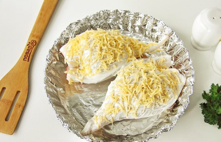 1. Этап. Фаршированные кальмары Мышки: Переложите кальмаров в смазанную маслом форму для запекания, я застилаю ее предварительно фольгой, смажьте верх сметаной и посыпьте остатками сыра.