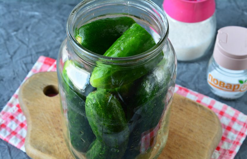 1. Этап. Огурцы в остром соусе на зиму: Огурцы промойте и выложите в остывшие банки.