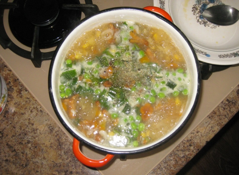 1. Этап. Суп грибной с лисичками: Варим минут 10 на слабом огне.