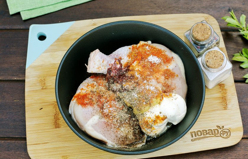 1. Этап. Куриные окорочка на мангале: Курицу промойте и обсушите. Переложите в глубокую миску, добавьте майонез, горчицу, аджику, соль по вкусу и любые любимые специи. Я беру паприку и уже готовую приправу для курицы.