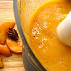 1. Этап. Пюре из персиков для грудничка: Далее персики превратите в пюре блендером. Чтобы пюре было нежным и жидкими, влейте нужное количество сохранённой воды.