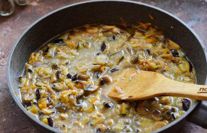 1. Этап. Овощное рагу с рисом и баклажанами: Добавьте в сковороду воду, огонь сделайте небольшим.