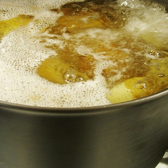 1. Этап. Картофельный салат с беконом: В большой кастрюле доводим до кипения подсоленную воду. В кипящую воду кладем подготовленный картофель.