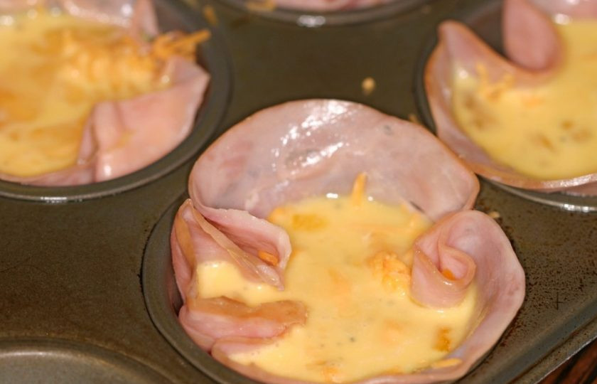1. Этап. Ветчина на завтрак: 6. В отдельной миске смешайте яйца, сливки, соль и перец. Заполните приготовленной смесью формочки с ветчиной.