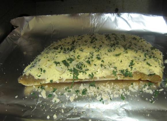 1. Этап. Ряпушка в духовке: Смешайте панировочные сухари с мелко нарезанной петрушкой и покройте этой смесью рыбное филе. Запекайте в духовке при 180 градусах в течение 15-17 минут.