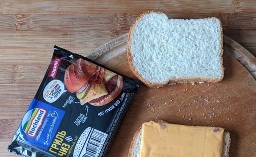 1. Этап. Сэндвич Брайбриджи: На несмазанную сторону тоста кладём сыр. У меня - сыр плавленный 