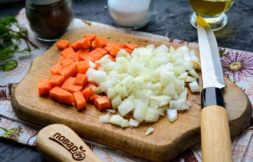 1. Этап. Ячневая каша с мясом: Почистите овощи, нарежьте кубиками лук и морковку.