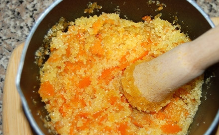 1. Этап. Сироп из апельсинов: 3. Мелко порежьте цедру, сложите в кастрюлю, пересыпьте ее сахарным песком и начинайте тщательно разминать. Продолжайте это до тех пор, пока песок не впитает масло, достигнув бледно-оранжевого цвета.