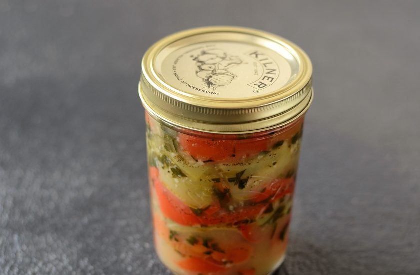 1. Этап. Перец по-грузински: Разложите по заранее стерилизованным баночкам, закрутите крышки и укутайте в тепло. Оставьте так до полного остывания.