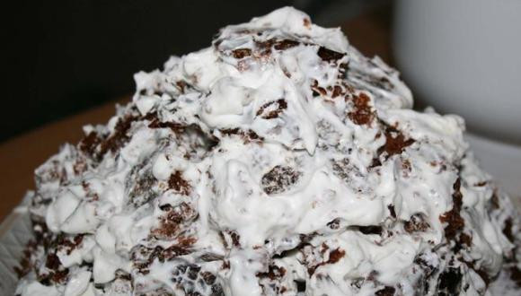 1. Этап. Торт Кучерявый мальчик: Выкладываем кусочки в креме на круглый корж горкой.