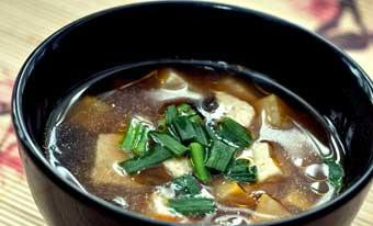 1. Этап. Овощной мисо-суп: При подаче блюда добавить зелень.