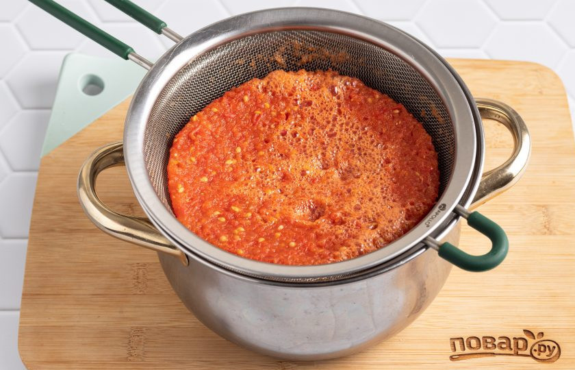 1. Этап. Рецепт томатного сока на зиму в домашних условиях из помидоров: Процедите сок через мелкое сито от шкурок и семян.