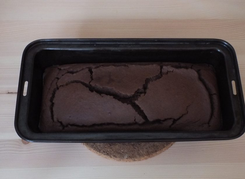 1. Этап. Брауни из фасоли: По истечении времени, аккуратно достаньте форму из духовки и оставьте в ней Брауни минут на 15. После переверните на блюдо или доску.