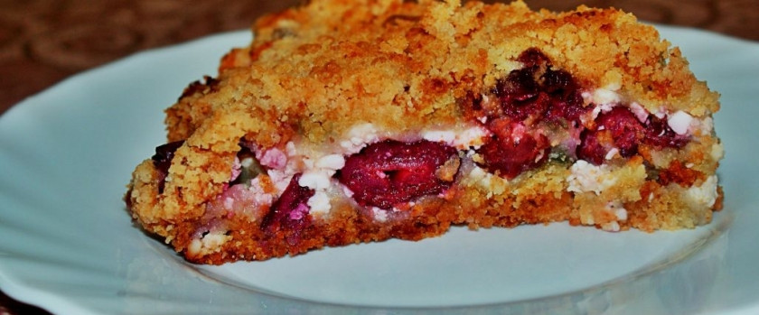 1. Этап. Творожная ватрушка из песочного теста: Подавайте готовую творожную ватрушку на песочном тесте, когда она полностью остынет. Так будет легче ее нарезать. Приятного аппетита!