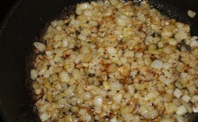 1. Этап. Пирожки с печенью в духовке: 4. Печень снять со сковороды и отправить туда лук, при необходимости добавив еще немного масла. Обжарить до золотистого цвета. В рецепт приготовления пирожков с печенью в духовке можно использовать также чеснок и морковь по вкусу.