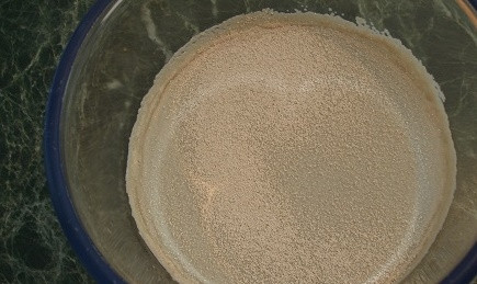 1. Этап. Дрожжевые хачапури: Начнем приготовление вкуснейших хачапури с приготовления дрожжевого теста. Высыпаем сухие дрожжи в отдельную емкость, далее заливаем их теплой водой и добавляем сахар. Оставляем смесь в телом месте на 15 минут.