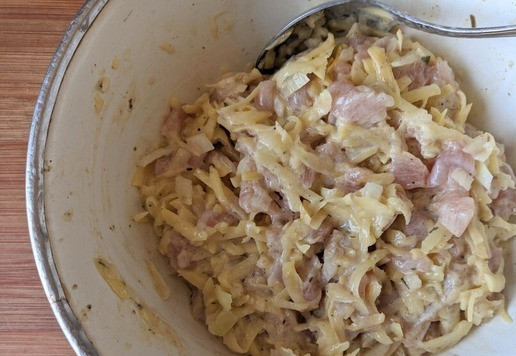 1. Этап. Картофельные драники с индейкой: Перемешиваем. Не советую класть много муки, иначе ваши 